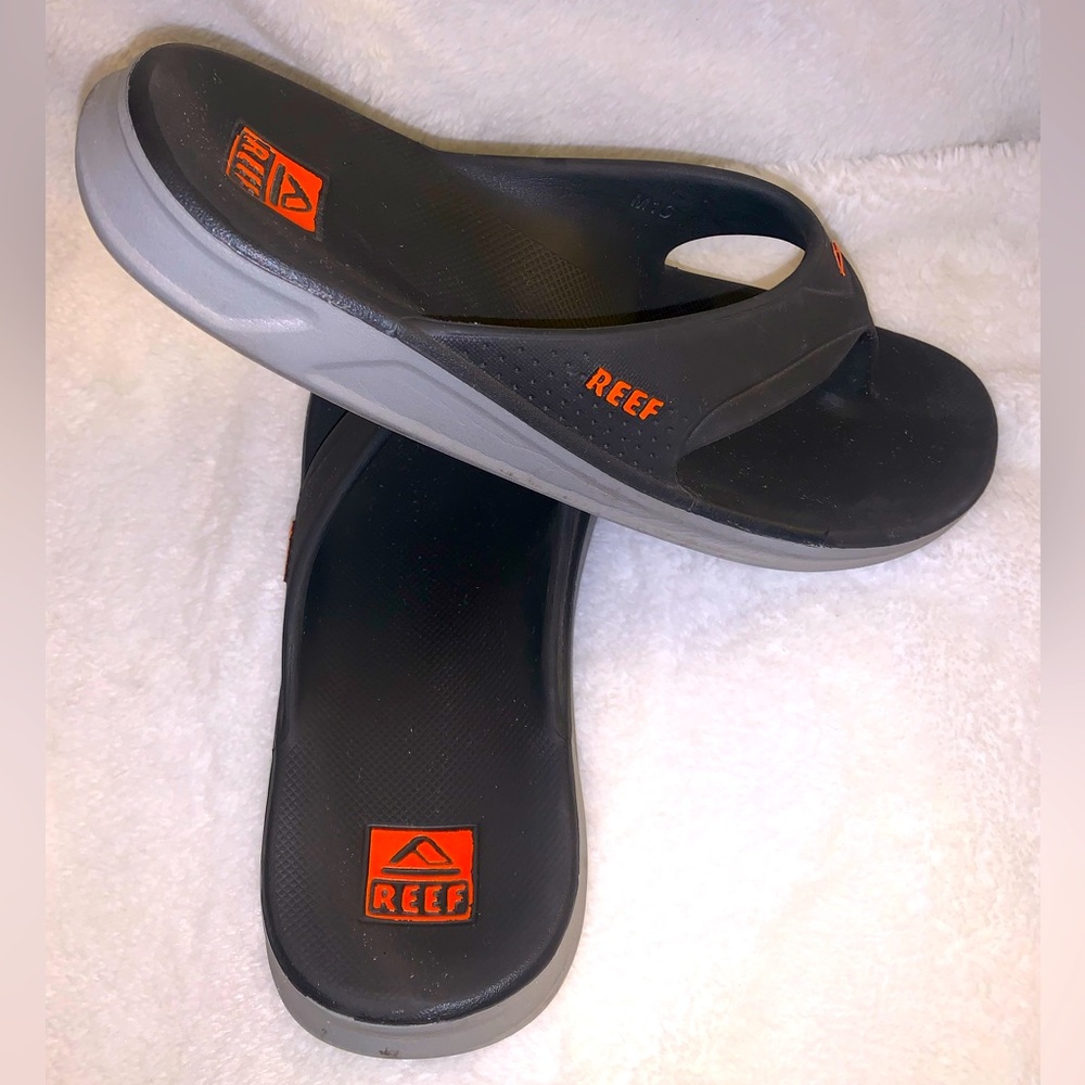 Men’s Reef one sandals size10 In excellent condition.